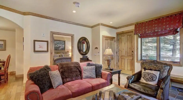 Номер Standard Cozy & Central Arrowhead Ge Townhome 2 Bedroom Condo by RedAwning