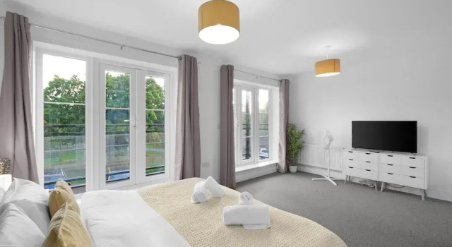 Spacious 6 Bedroom House in Denton Way, Rezervasyon Tatil Evi Merseyside villalar, Villa