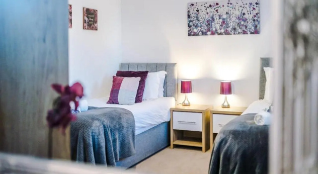 Modern 4-Bed Townhouse in Crewe by 53 Degrees Property, Ideal for Contractors & Business, FREE Parking - Sleeps 8, Book Hotel Crewe 