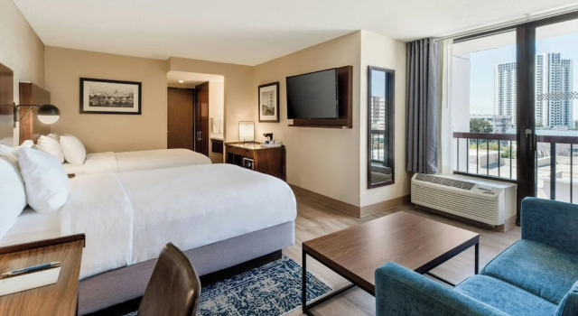 Четырёхместный номер Deluxe с балконом Four Points by Sheraton - San Francisco Bay Bridge