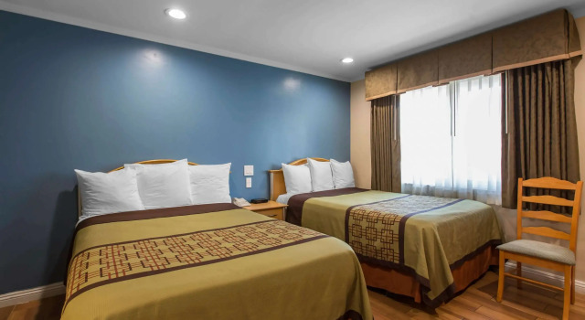 Четырёхместный номер Standard Rodeway Inn Escondido Downtown
