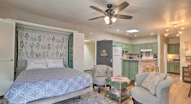 Апартаменты Williams Studio on Famous Route 66 With Fireplace!