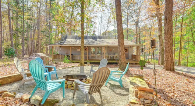 Коттедж Secluded Hamilton Cabin Retreat w/ Private Lake!