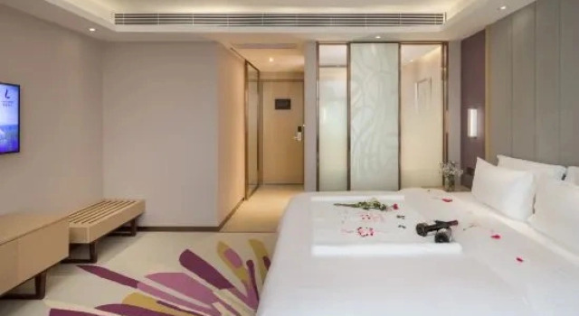 Номер Standard с балконом Nanzhou Hotel