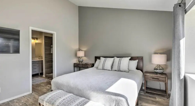 Modern Flagstaff Retreat ~ 4 Mi to Downtown!, Забронировать Дом для отпуска Флагстафф Гранд-Каньон, рядом с Гольф-клуб Aspen Valley