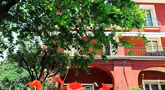 La Fabrique à Poupées - Chambres et Appartements de charme au coeur de Menton, Забронировать Отель Отели Ментон с парковкой, Парковка