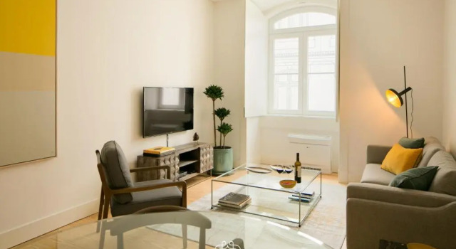 Апартаменты Downtown Sleek Apartment 65 by Lisbonne Collection