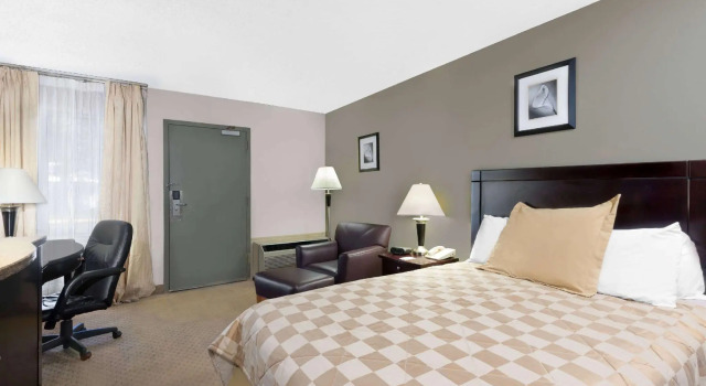 Howard Johnson Inn Cleveland Airport