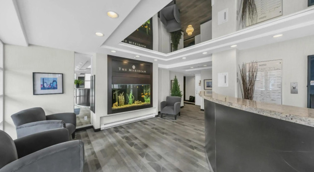 1BD+Den condo, with free parking in Downtown!