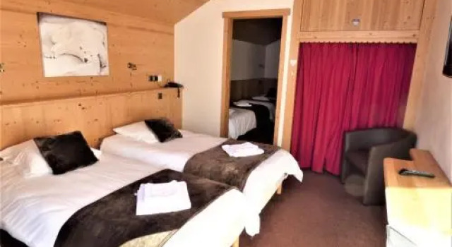 Hotel Les Flocons, Забронировать Отель Ле-Гран-Борнан Лыжный курорт на озере Анси, 3* 4*