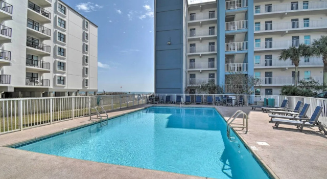 Апартаменты с 2 комнатами с балконом Bright Gulf Shores Beachfront Condo w/ Pool Access