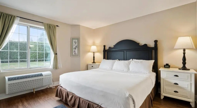 Люкс с видом на озеро Charlevoix Inn & Suites SureStay Collection by Best Western