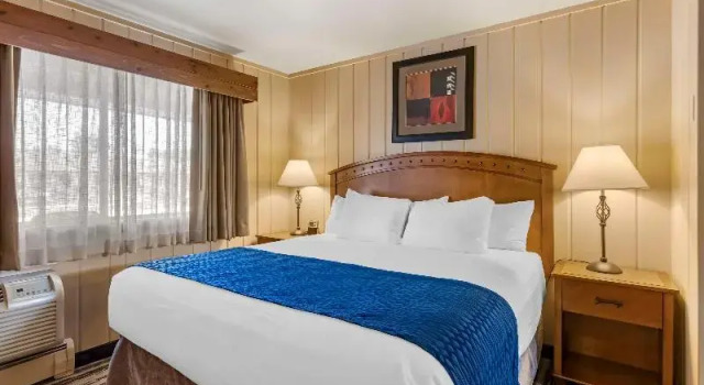 Четырёхместный номер Standard с балконом Best Western Sunset Inn