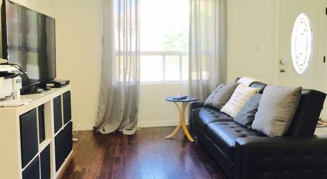 Comfy 2 Bed House, Varaa Hotelli Toronto 