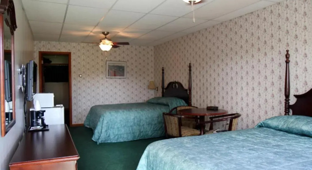 Четырёхместный люкс Sara Placid Inn & Suites