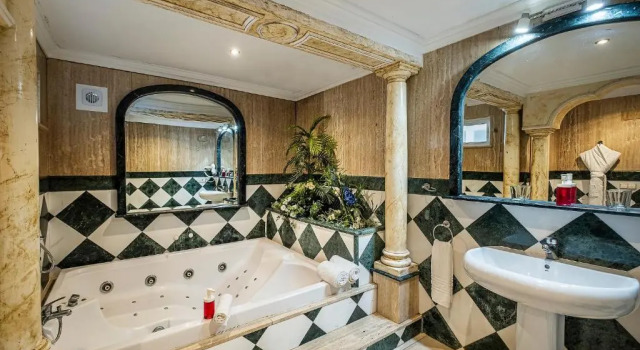 Полулюкс Hotel Gines