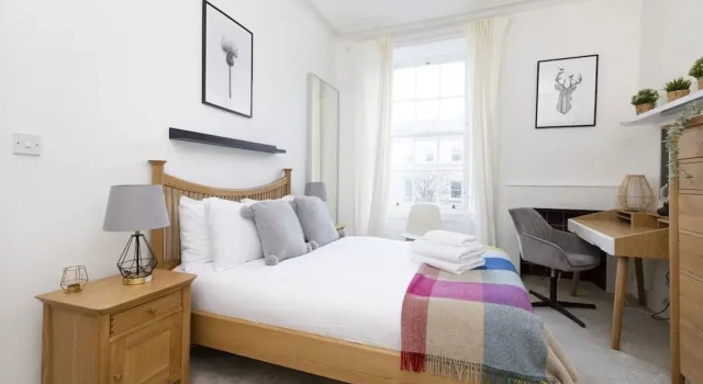 Bright and Modern Flat with desk, Забронировать Апартаменты/квартира Эдинбург Midlothian, рядом с Железнодорожный вокзал Эдинбург-Уэверли
