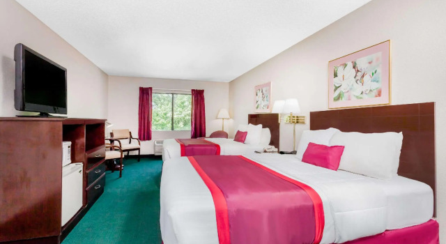 Четырёхместный номер Standard Ramada by Wyndham Tell City