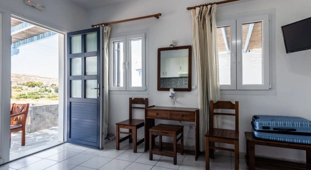 Heliovasilema Studios, Rezervați Hotel Pollonia Milos