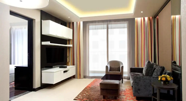 Люкс с 2 комнатами с балконом DoubleTree Suites by Hilton Bengaluru Outer Ring Road