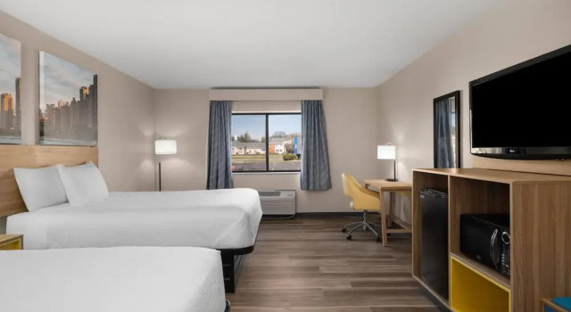 Четырёхместный номер Deluxe Days Inn by Wyndham St. Charles IL