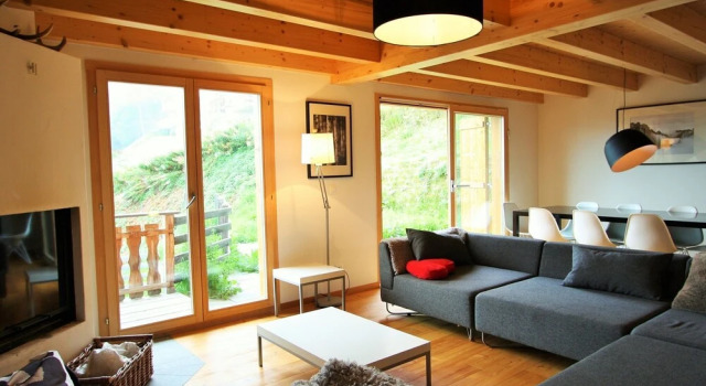 Quaint Chalet in Les Collons with Hot Tub, Varaa Mökki Mökit kohteessa Valais, Mökki