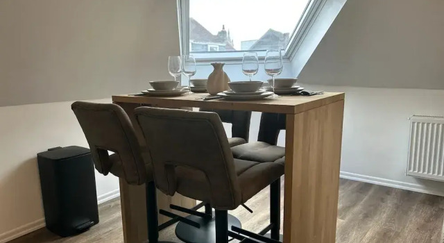 Cozy 1BR plus LR Apt Ghent Gravensteen, Забронировать Апартаменты/квартира Гент Leiestreek, рядом с Graffiti Street