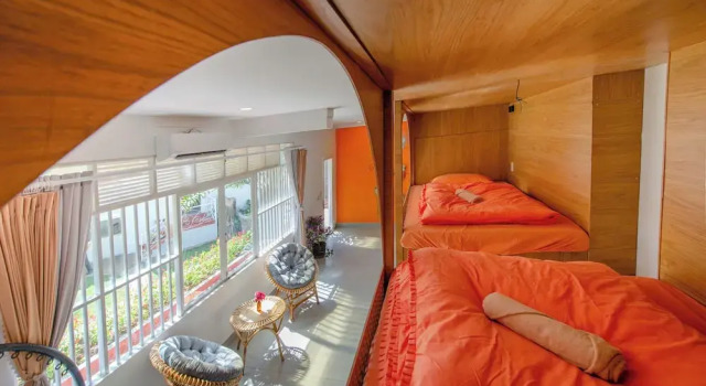 Кровать в общем номере с видом на сад Homestay Vuon Phap BMT