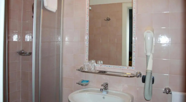 Полулюкс Hotel Oasi