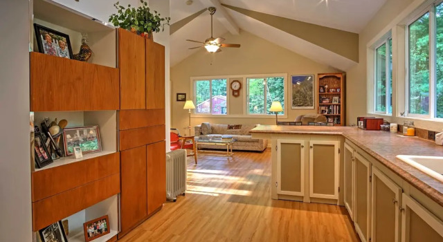 Harbert Cottage w/ Fire Pit: Half Mile to Beach!, Book Feriehus Shorewood-Tower Hills-Harbert USA