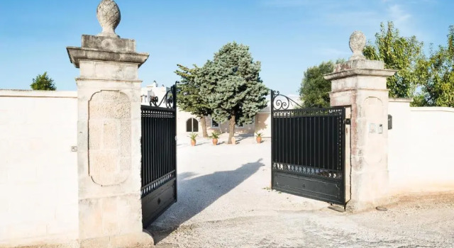 Masseria Il Mandorlo Fiorito con piscina, Забронировать Отель Челье-Мессапика Долина Итрии