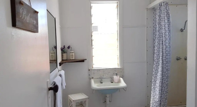 Кровать в общем номере Civic Guest House