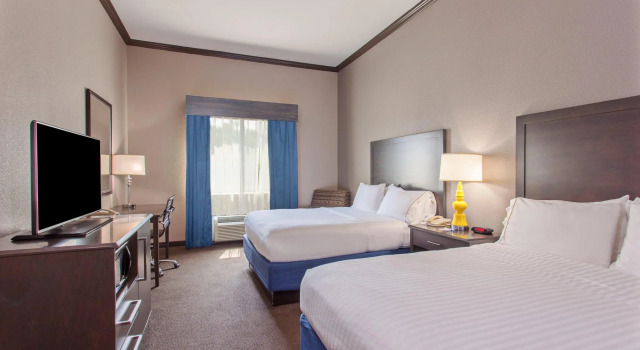 Четырёхместный номер Standard Holiday Inn Express Hotel & Suites Wharton by IHG