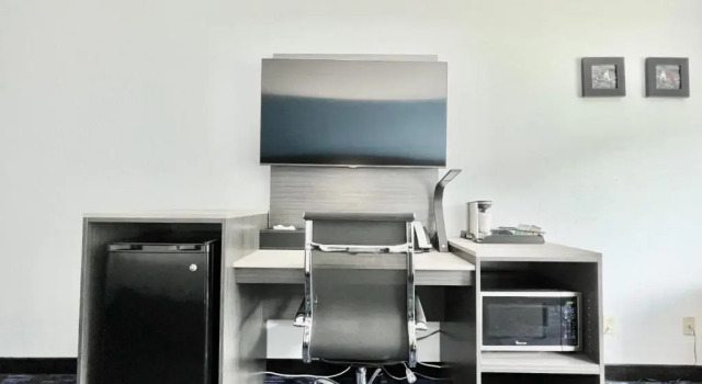 Номер Standard AmericInn by Wyndham Quincy