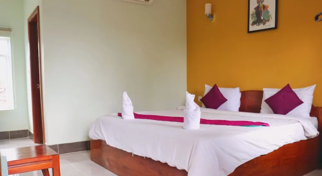 Двухместный номер Superior с балконом и с видом на город Neakru Guesthouse and Restaurant