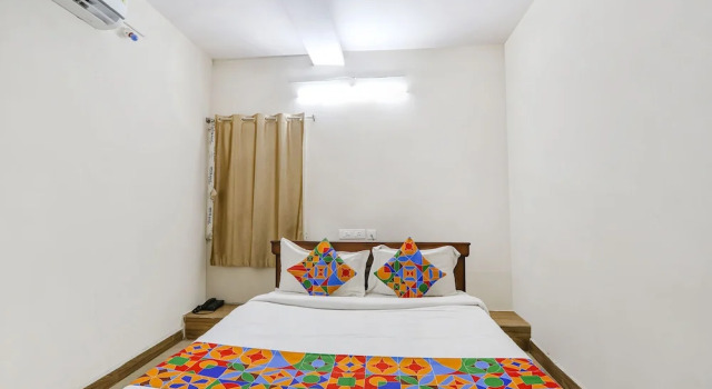 Номер Deluxe FabExpress Korner Inn - Sivaji Park