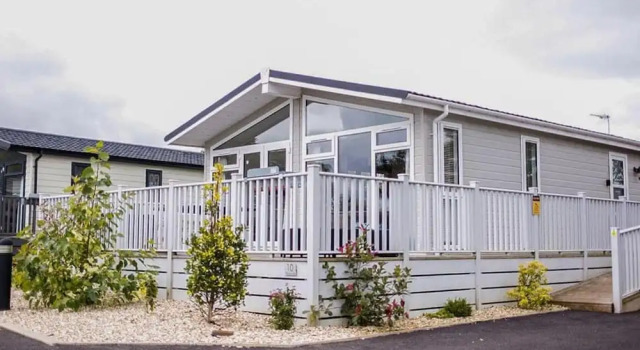 Lodge Sleeps 6 With Private Hot Tub