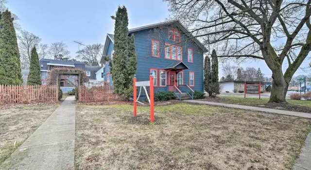Walk to Waterfront: Dtwn Sturgeon Bay Retreat!, Забронировать Отель Отели Стерджен-Бей с парковкой, рядом с Исторический музей округа Дор, Парковка