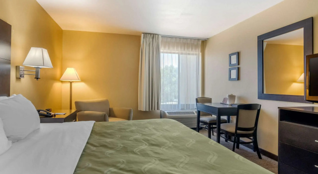 Двухместный номер Standard Quality Inn & Suites Lenexa Kansas City