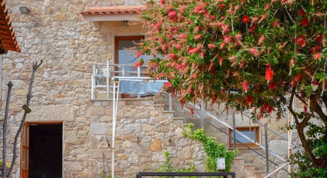 Sursum Corda, Book Hotel  