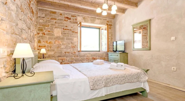 Villa With 5 Bedrooms in Stari Grad, With Private Pool, Enclosed Garden and Wifi Near the Beach, Prenota Villa Hotel a Croatian Islands con piscina, Piscina