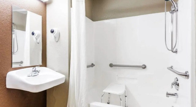 Четырёхместный номер Deluxe Microtel Inn & Suites by Wyndham Macon