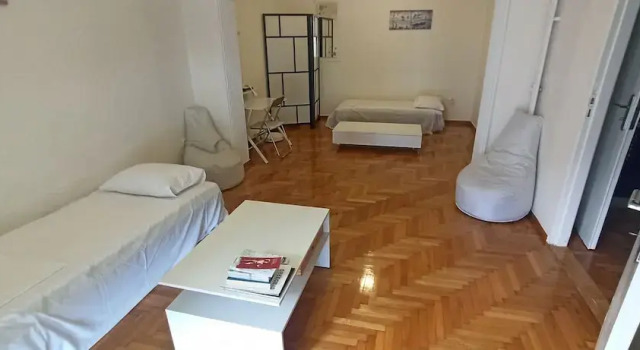 2 Bed Flat - Sleeps 5 - Parking - Wifi, Забронировать Апартаменты/квартира Неос-Космос Афины, рядом с Холм Филопаппос