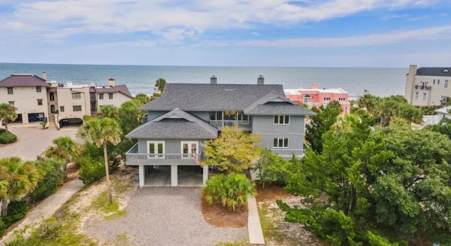Take Your Shoes Off Relax And Put Your Feet In The Sand. 7 Bedroom Home by Peace Vacations, Rezerwuj Dom wakacyjny Debordieu Colony Stany Zjednoczone