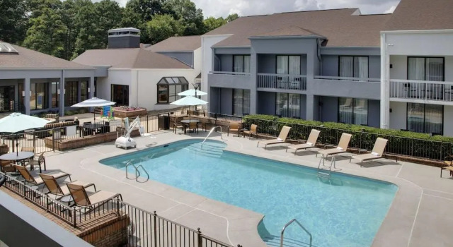 Четырёхместный люкс c 1 комнатой Courtyard by Marriott Atlanta Windy Hill/Ballpark