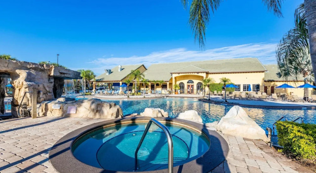 Breathtaking Villa With Pool Close to Disney by Redawning, Buchen Sie Villa Hotels in Four Corners mit Pool, Schwimmbad