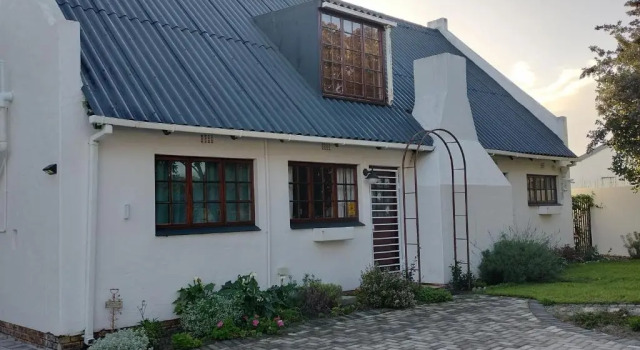 Коттедж Cozy 4 bedroom house enclosed by sea and mountain.