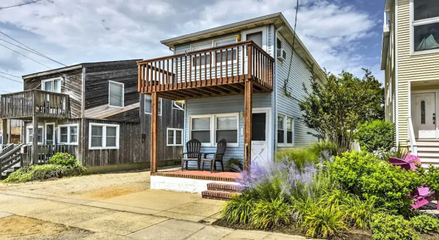 Коттедж с 3 комнатами с балконом Breezy Ship Bottom House w/ Yard + Beach Access!