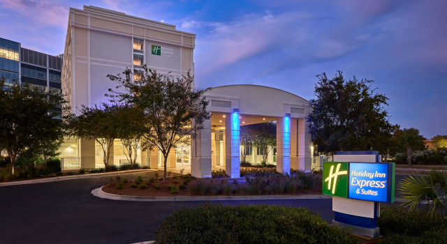 Holiday Inn Express & Suites Charleston DWTN - Medical CTR by IHG, Забронировать Отель Отели Чарльстона с бассейном, рядом с MacAulay Museum of Dental History, Бассейн