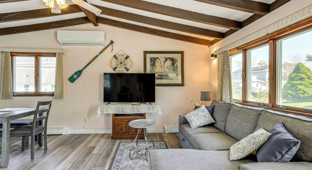 Massachusetts Abode w/ Deck & Grill: Near Beaches!, Забронировать Дом для отпуска Глостер Норт-Шор, рядом с Морской музей Maritime Gloucester